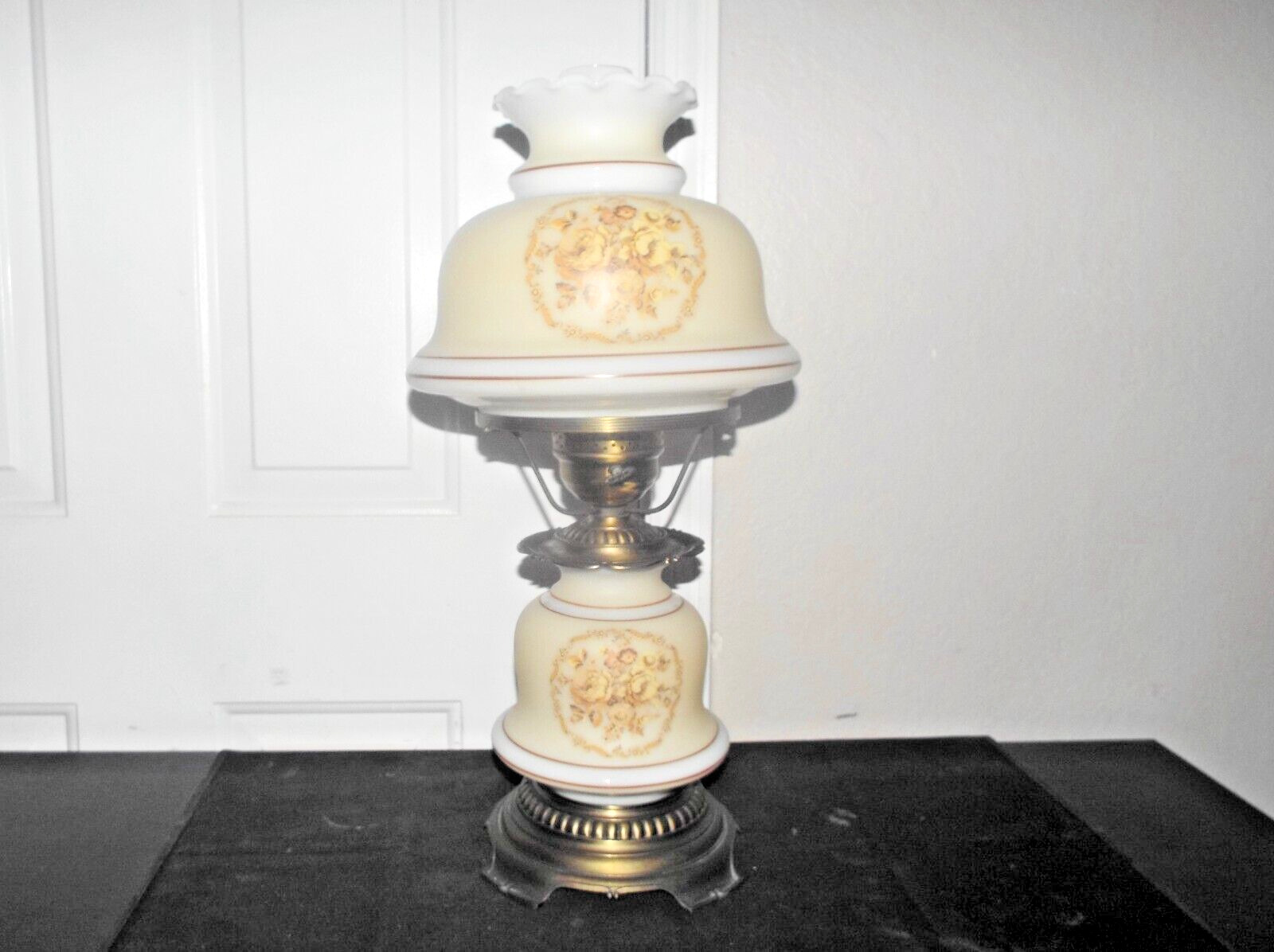 GWTW VINTAGE 3-WAY QUO1ZEL TABLE SIZE MILK-GLASS FLORAL THEME HURRICANE LAMP