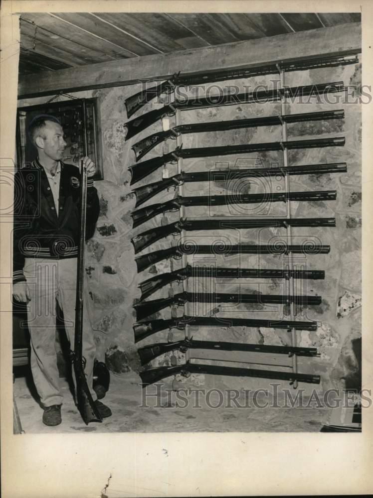 1961 Press Photo Allen Burton with Kentucky long rifle collection in New York