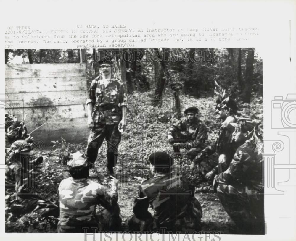 1987 Press Photo Camp Oliver, New Jersey instructor teaches Contra fighter men.