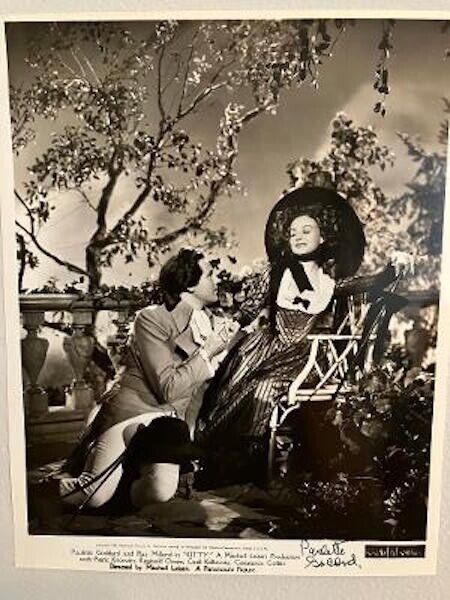 SPECTACULAR VINTAGE RARELY SEEN 8x10 PHOTO SIGNED BY PAULETTE GODDARD AS \