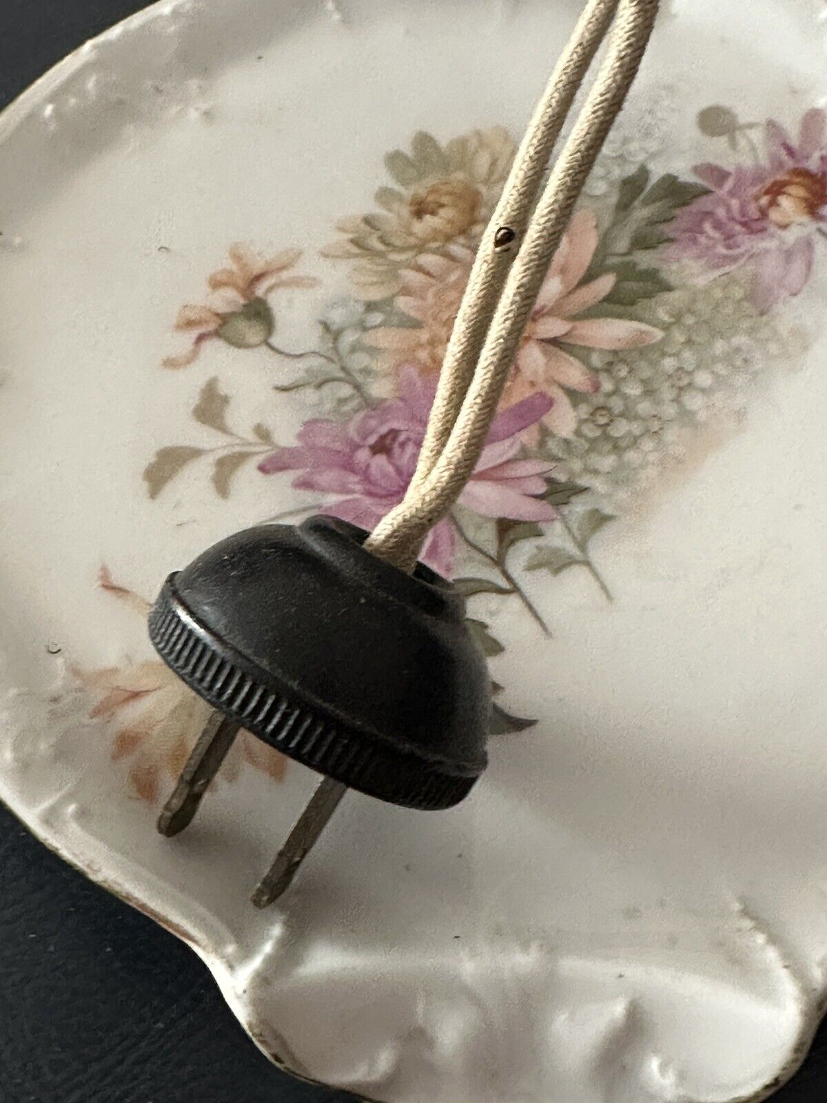 Vintage Two-Prong Black w/ Ribbed Rim Bakelite Lamp Plug c1910s
