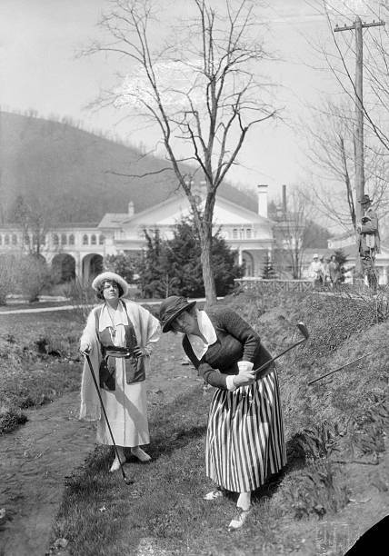 Vacationing Hot Springs Va Mrs Frank C Henderson watches Mrs Fr- 1922 Old Photo