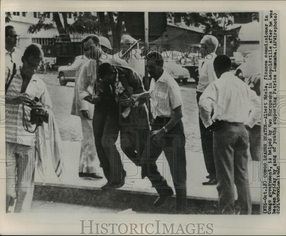 1960 Press Photo Congo's Albert Ndele aided by 2 Europeans after being beaten