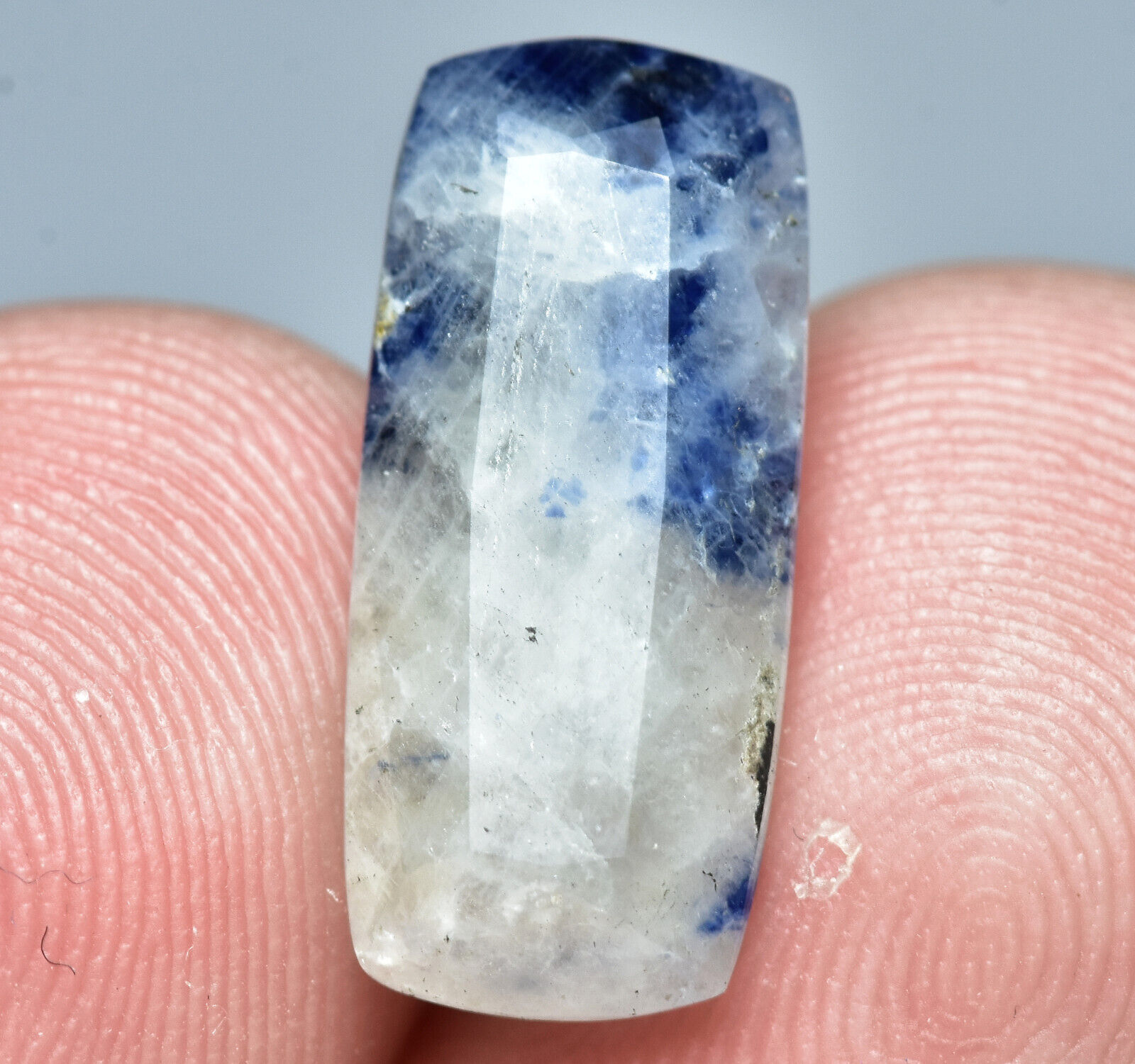 Natural Fluorescent Bi color Faceted Sapphire Gemstone 7.50 Carat