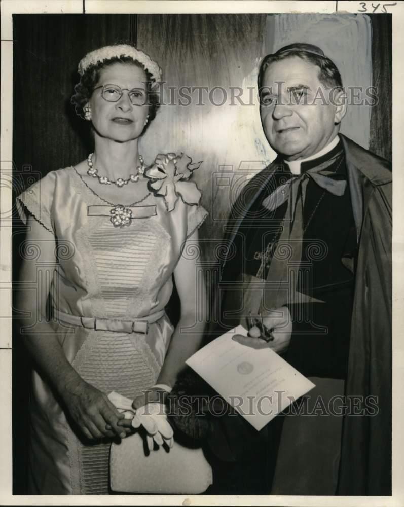 1956 Press Photo Archbishop Rummel honors Mrs. John McNamar- Regina Matrum award