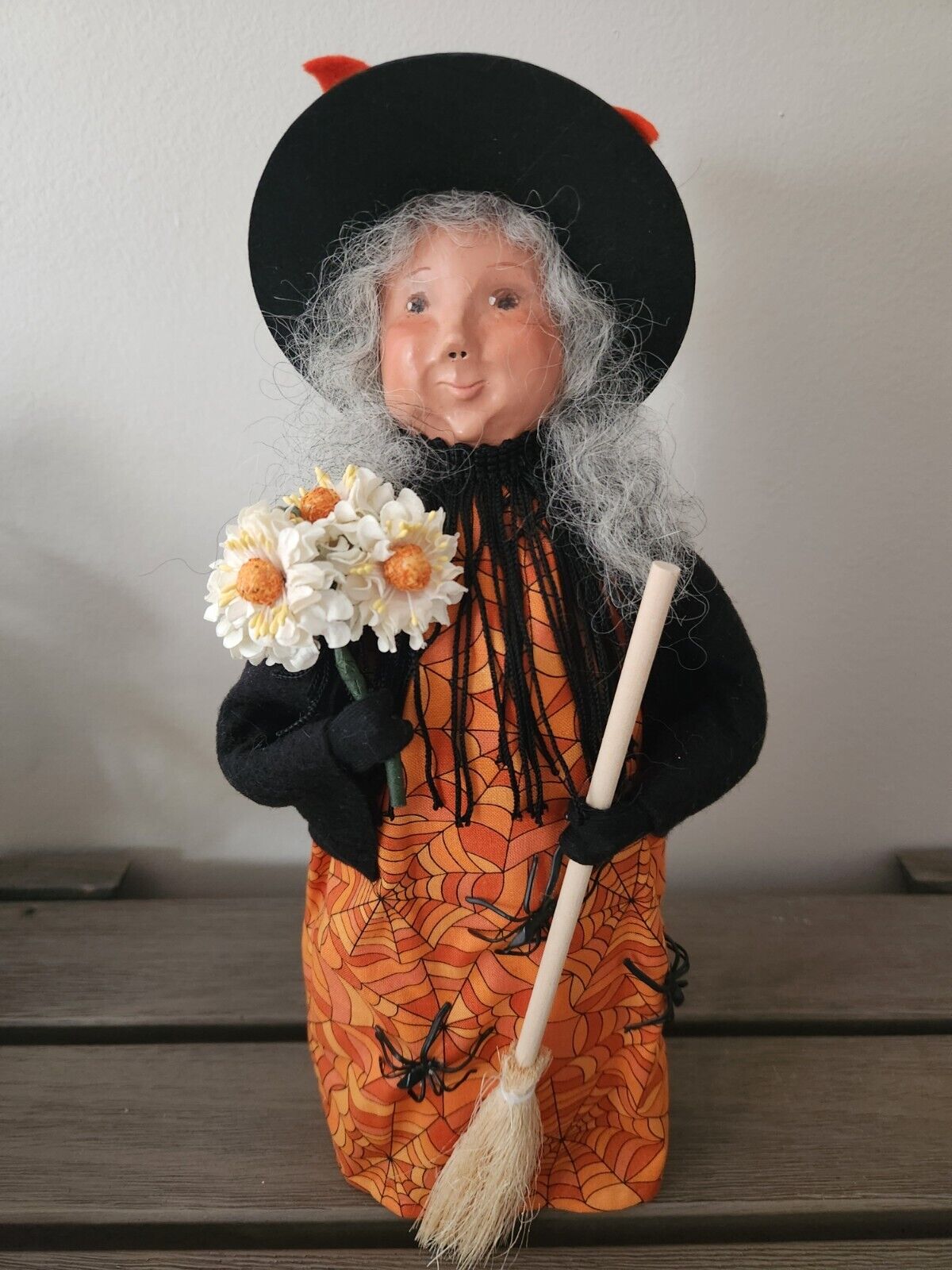 Byers Choice 2022 Witch Broom Woman Grandma Flowers Garden RARE CLOSED MOUTH