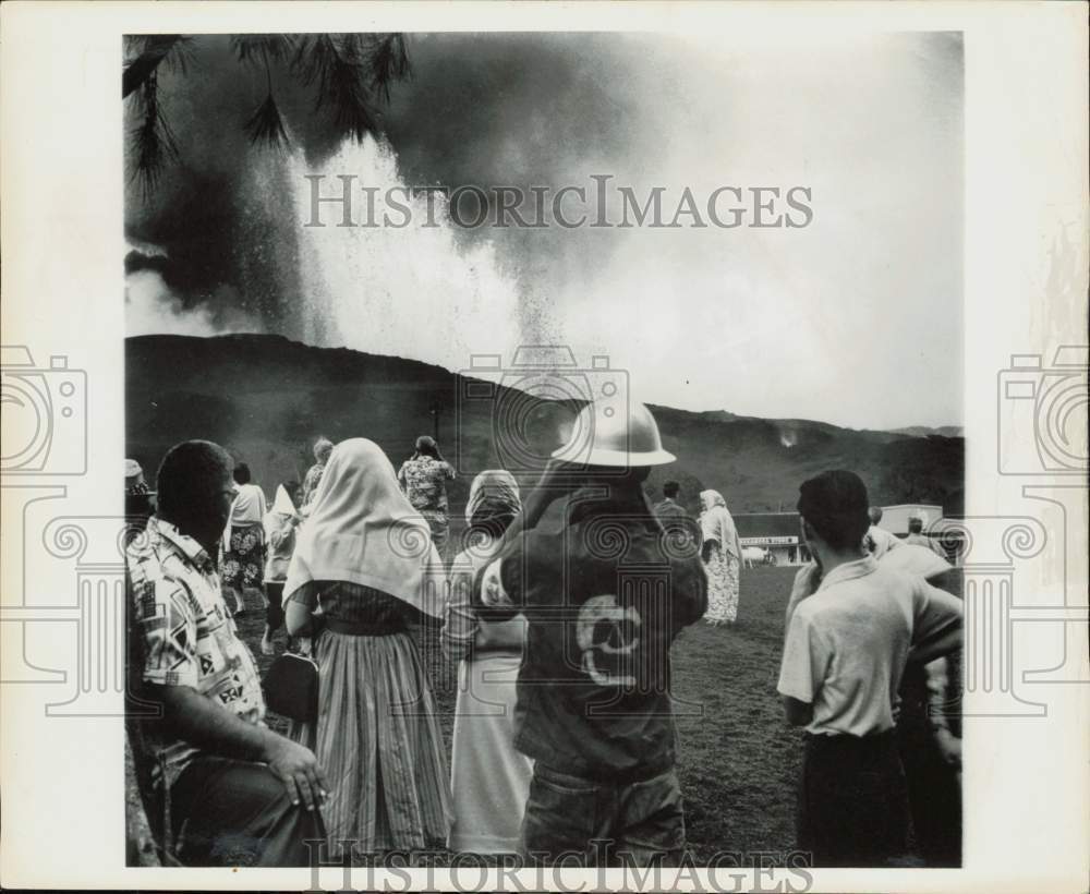 1961 Press Photo Volcano alert in Hawaii signals tourists, press, tours to gala