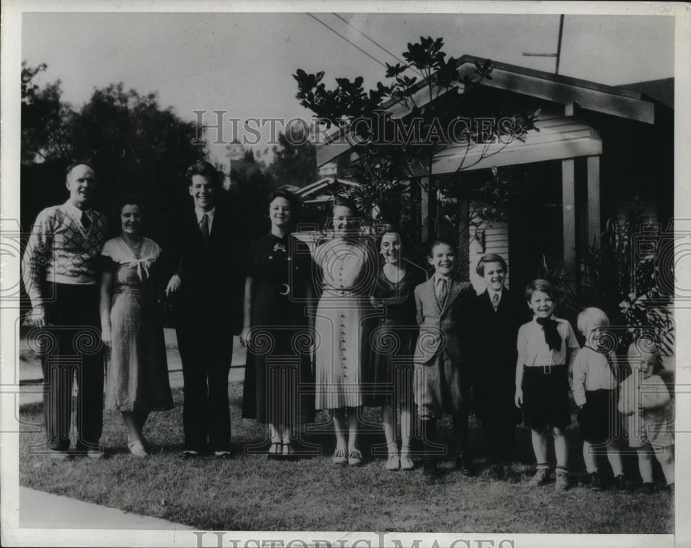 1933 Press Photo Watson Family Posing For Photo In Front of Family Home