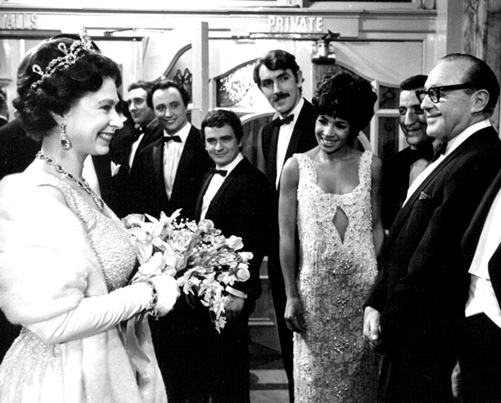 1965 QUEEN ELIZABETH Meets JACK BENNY Photo (184-e )