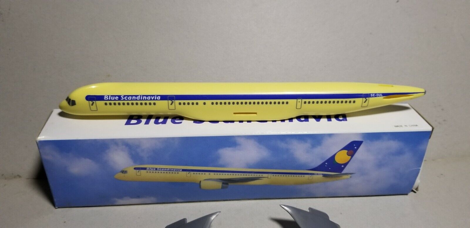 FLIGHT MINATURE  BLUE SCANDANAVIA 757-200 1:200 SCALE PLASTIC SNAPFIT MODEL