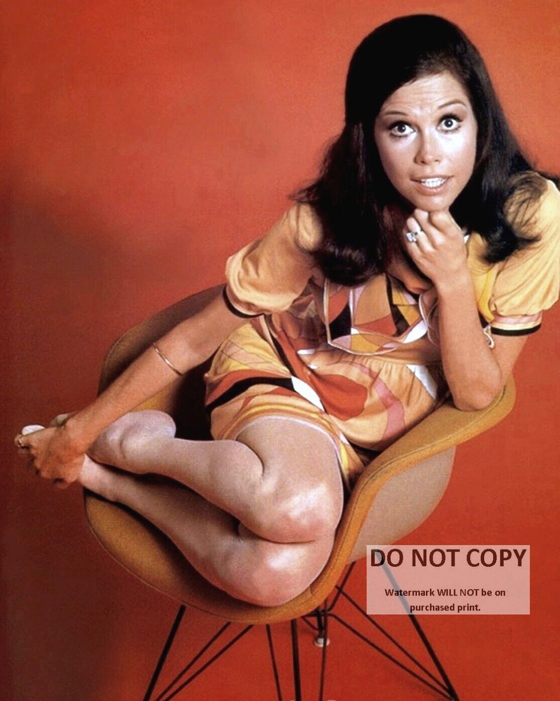 ACTRESS MARY TYLER MOORE - 8X10 PUBLICITY PHOTO (ZY-834)