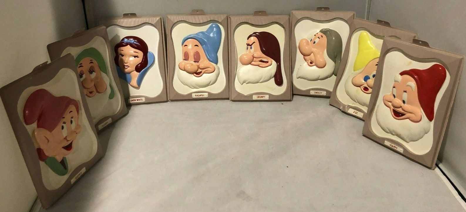 RARE 1958 Snow White & the 7 Dwarfs Wall Hanging Set 5x7 Plastic Molded Plaques