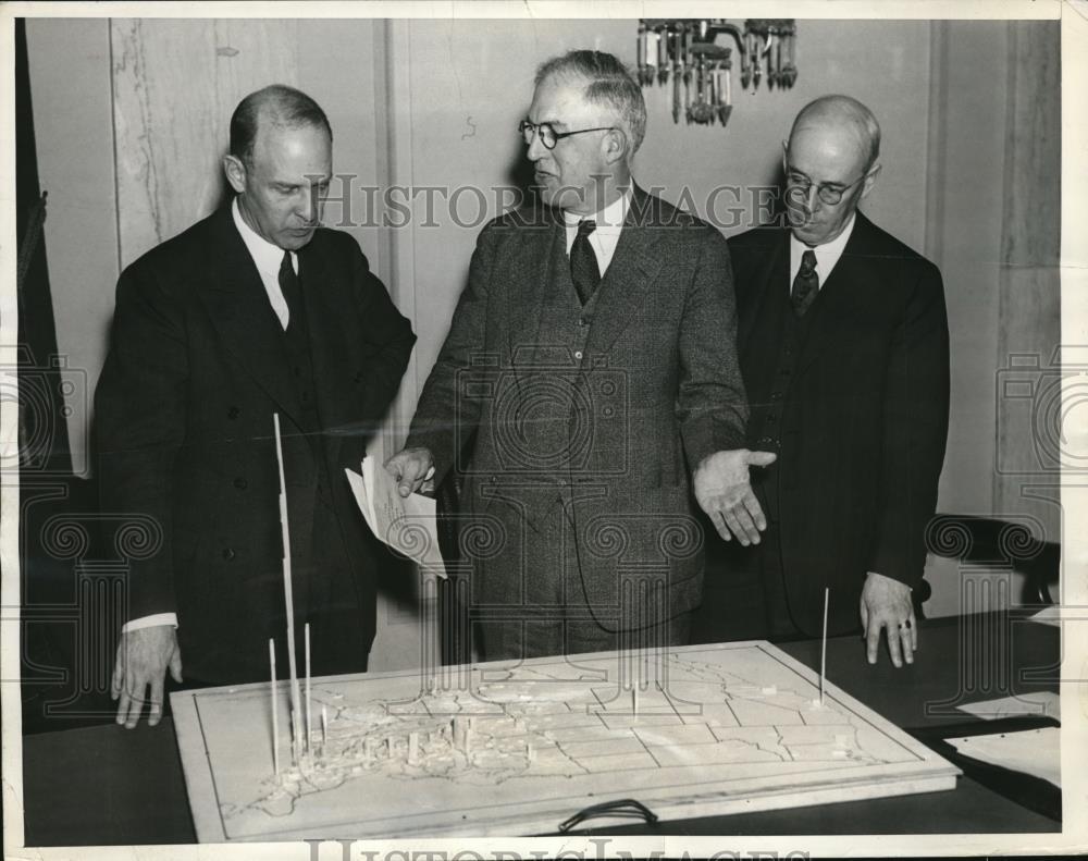 1939 Press Photo C.E.Childe demonstrate relative Population to Sen.Lester Hill.
