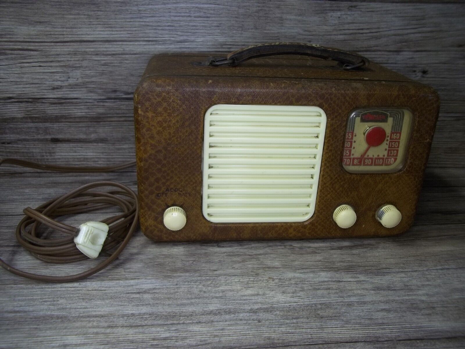 vintage trav-ler radio model 5028-a w/ cord works 1947  leather handle good  Z39