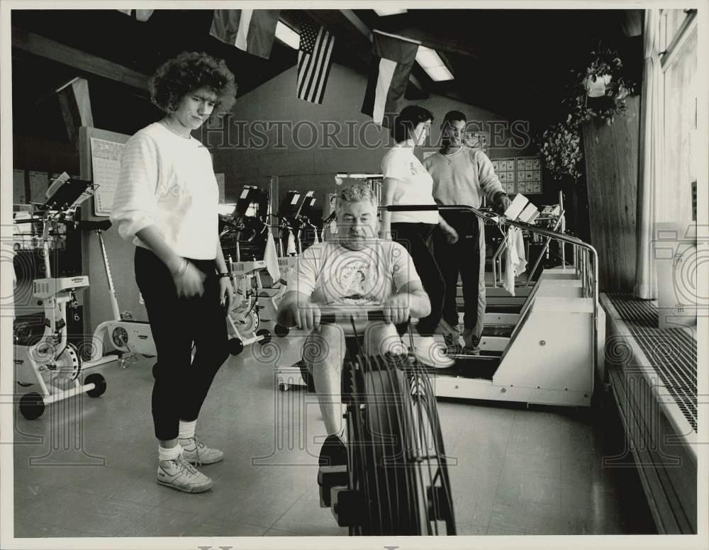 1989 Press Photo Mass Mutual interns work out in the fitness center. - sra40217