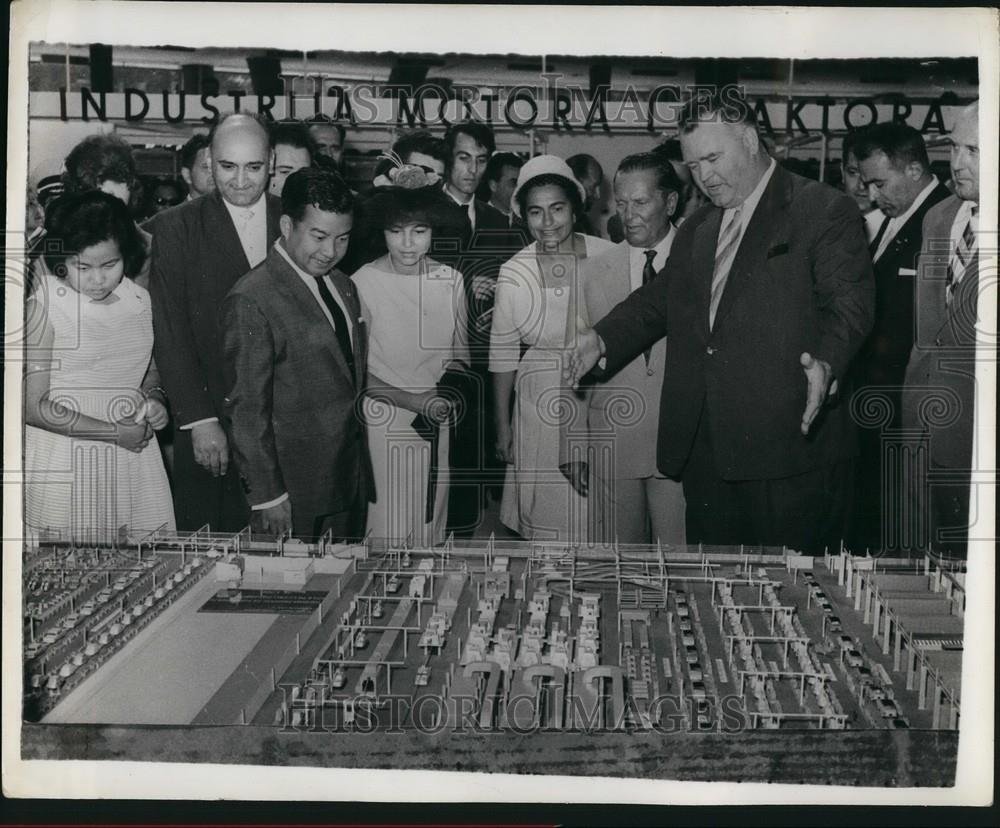 1961 Press Photo Cambodian royal family & Pres Tito at Yugoslav car factory