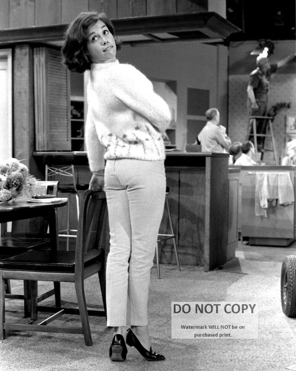 MARY TYLER MOORE ON THE SET OF \