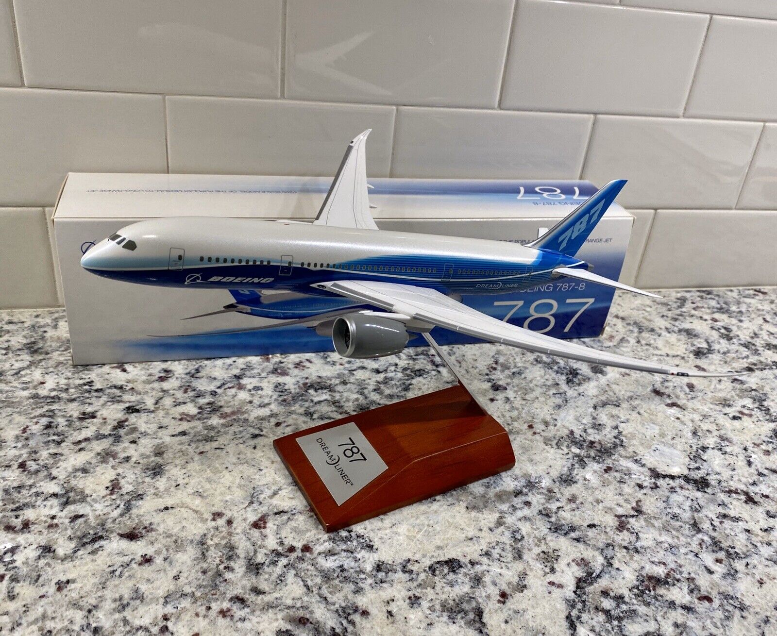 1:200 BOEING 787-8 Dreamliner Plastic Aircraft Model w/ Wood Stand & Box