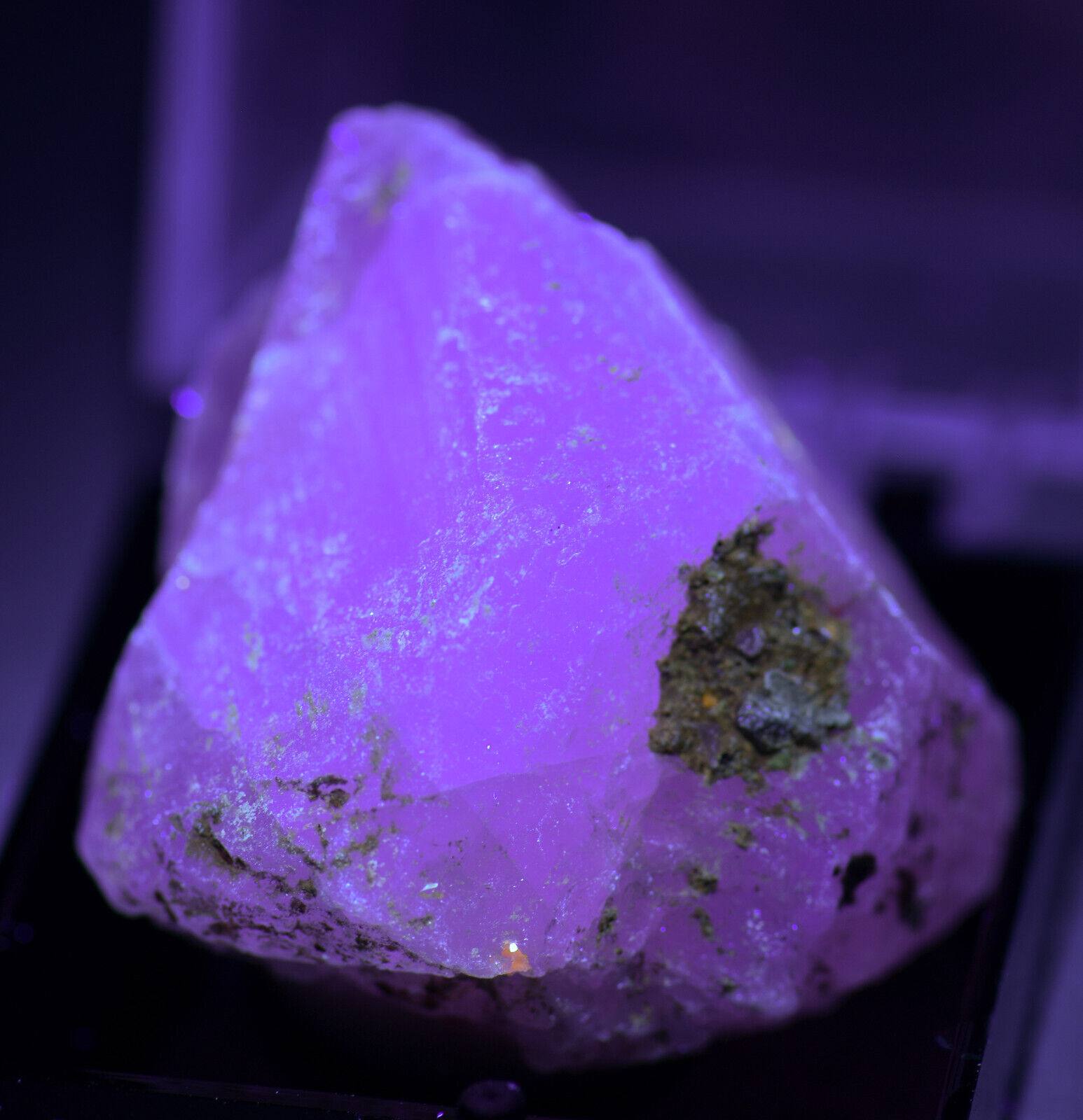 Yellow Calcite crystal, fluoresces pink. Hardin Co. Illinois. 3.8 cm
