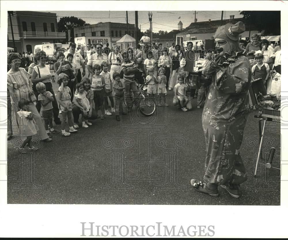 1985 Press Photo Jojo the clown entertains the crowd at the Kenner Oktoberfest