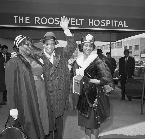 Singer Jackie Wilson waves as he leaves Roosevelt Hospital mot- 1961 Old Photo