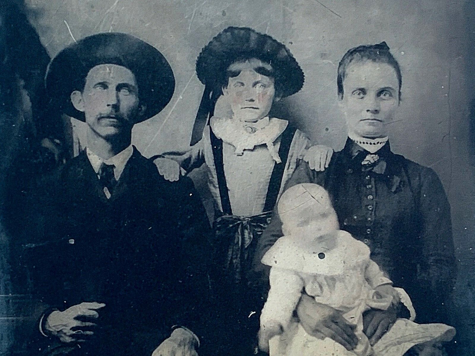 PRICELESS HALF 1/2 PLATE Tintype Photo YOUNG FRONTIER Family 1862 Civil War     