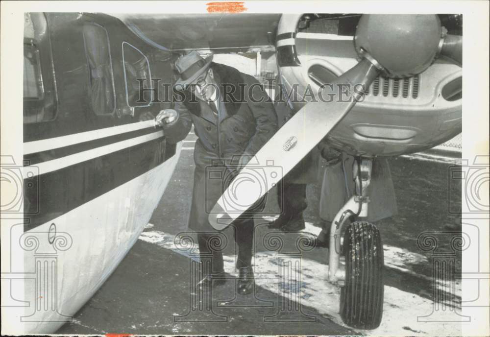1956 Press Photo Estes Kefauver boards plane for campaign tour, Minneapolis