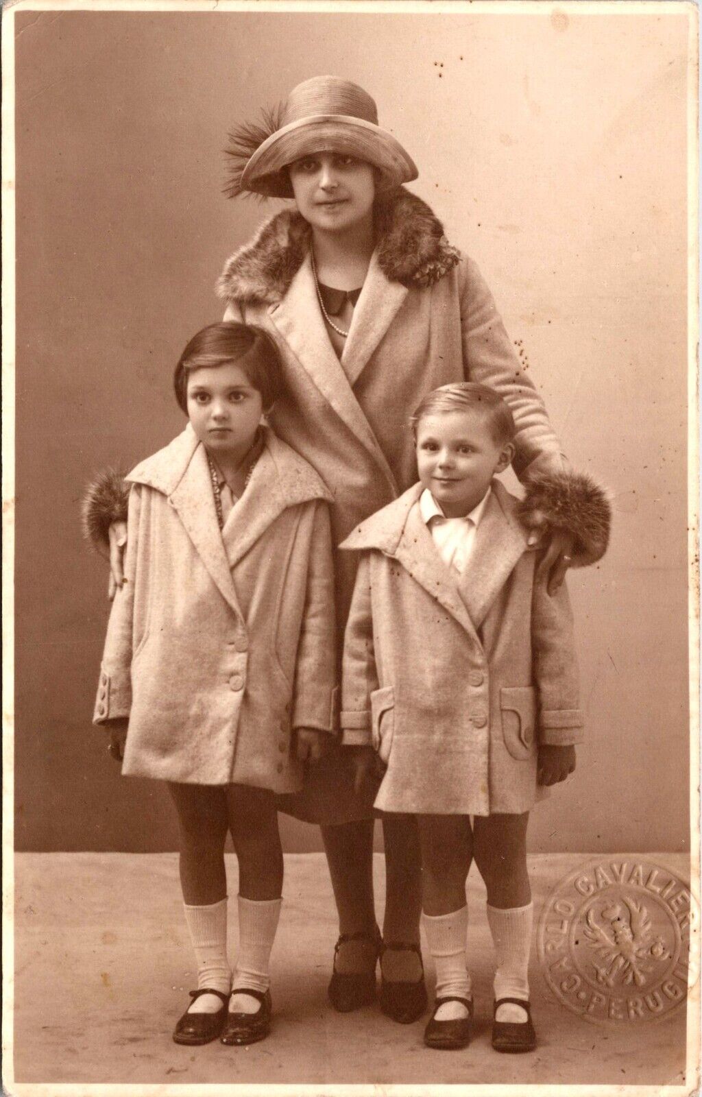 PRETTY & FASHIONABLE MOTHER AND HER TWO ADORABLE CHILDREN : PERUGIA, ITALY  RPPC