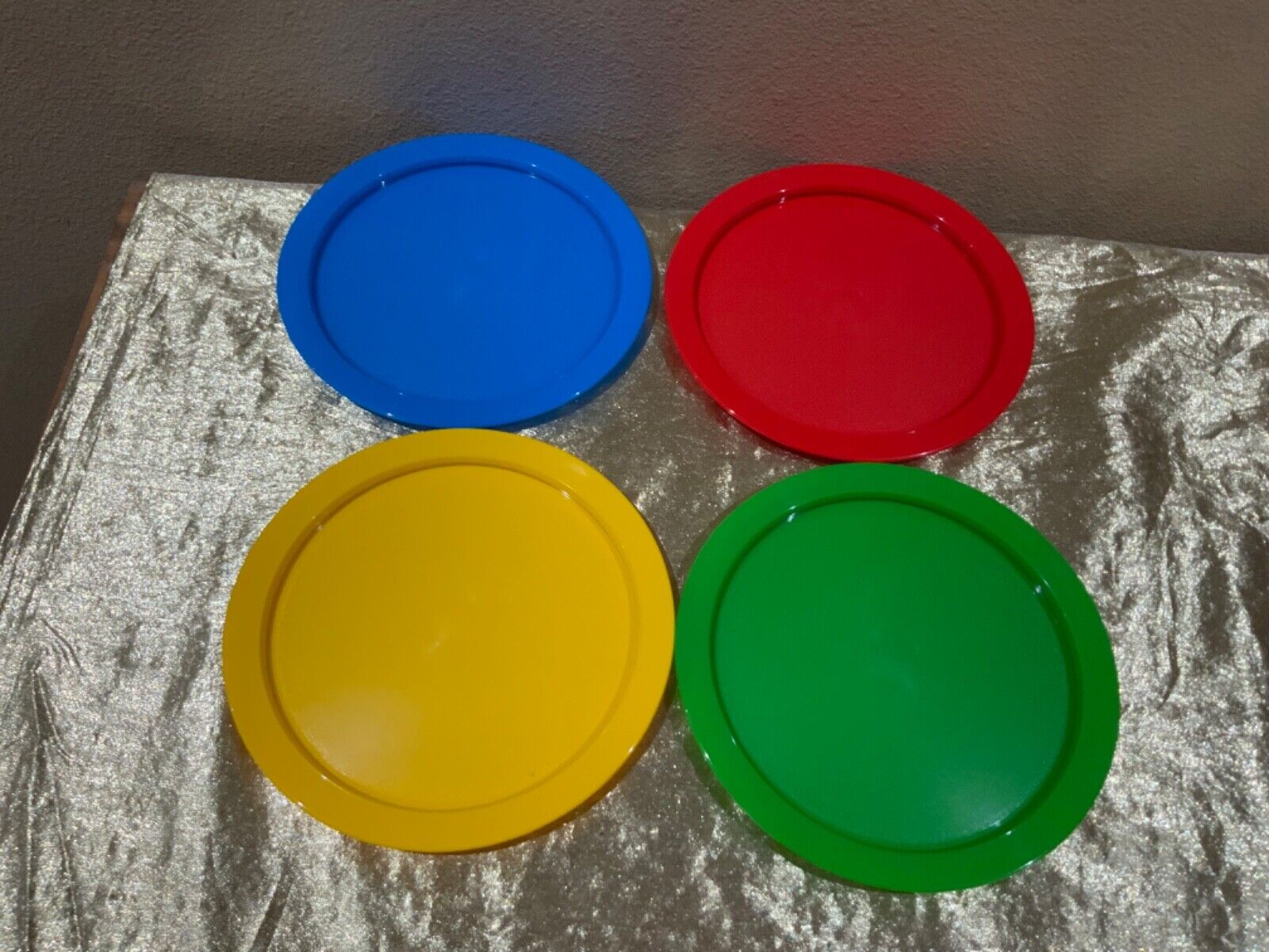 New Set of 4 Tupperware KIDS Colorful Luncheon Round Plates Raised Sides