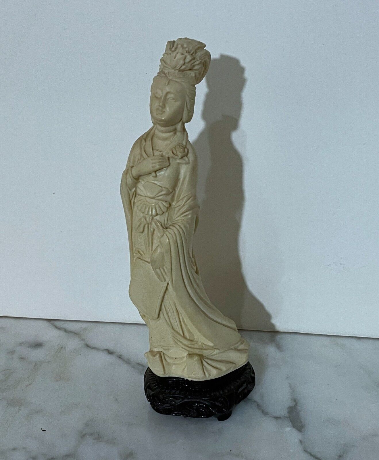 GORGEOUS VINTAGE CHINESE STATUE OF A LADY DRESSED IN TRADITIONAL CLOTHING