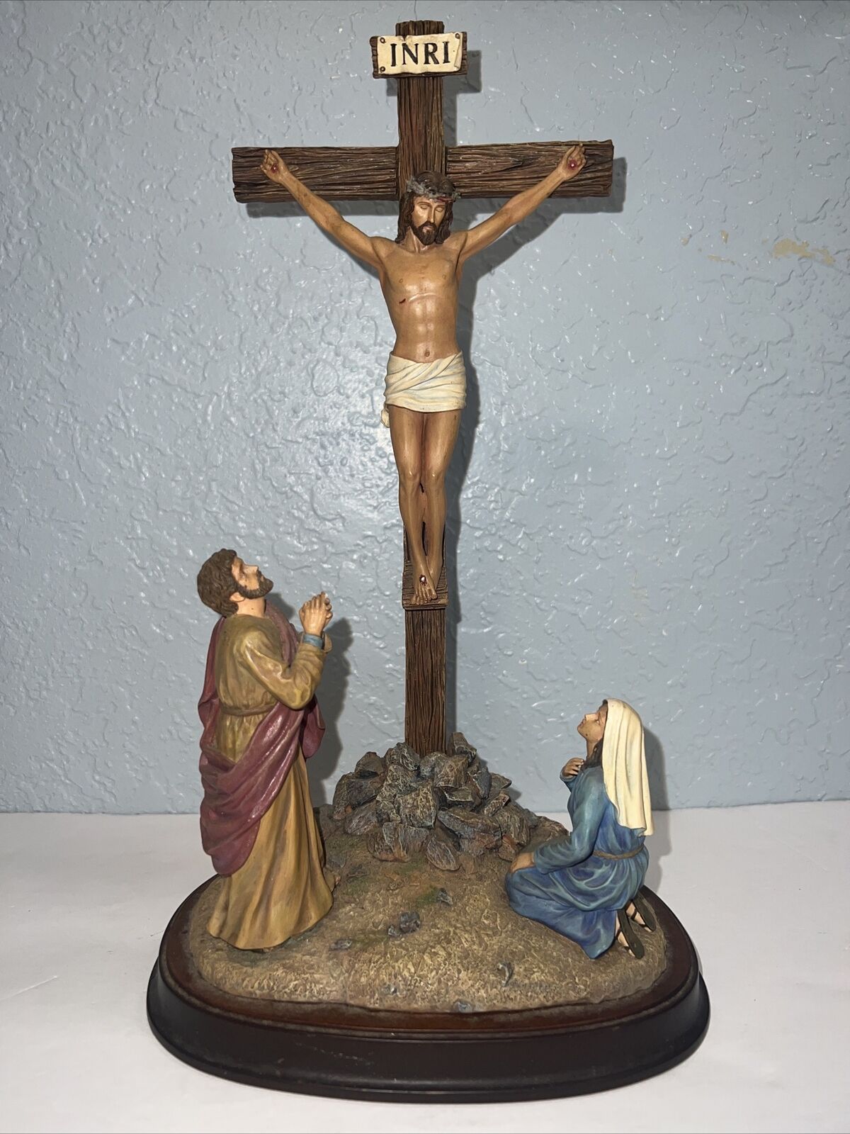 The Danbury Mint Crucifixion of Christ 13” X 8”. GORGEOUS MINT PIECE.