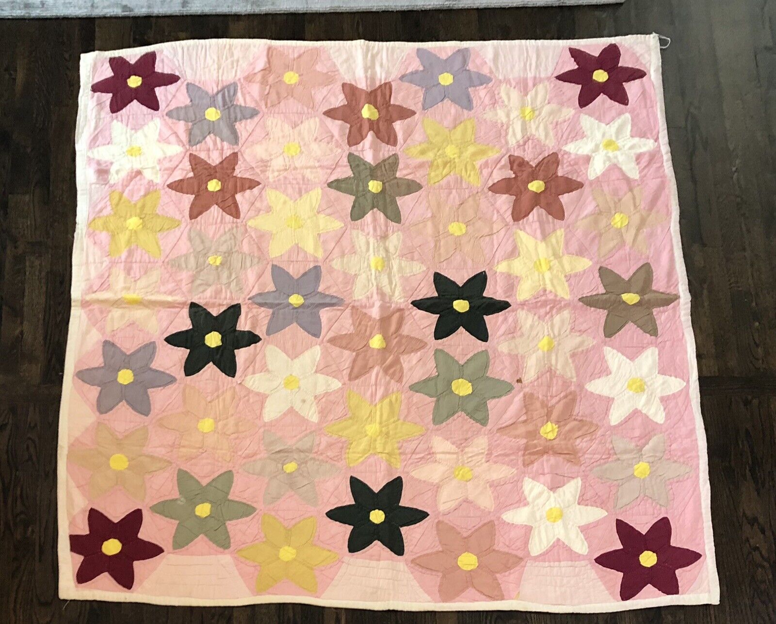Very Pretty 1940s Vinatge Pink Flower Quilt