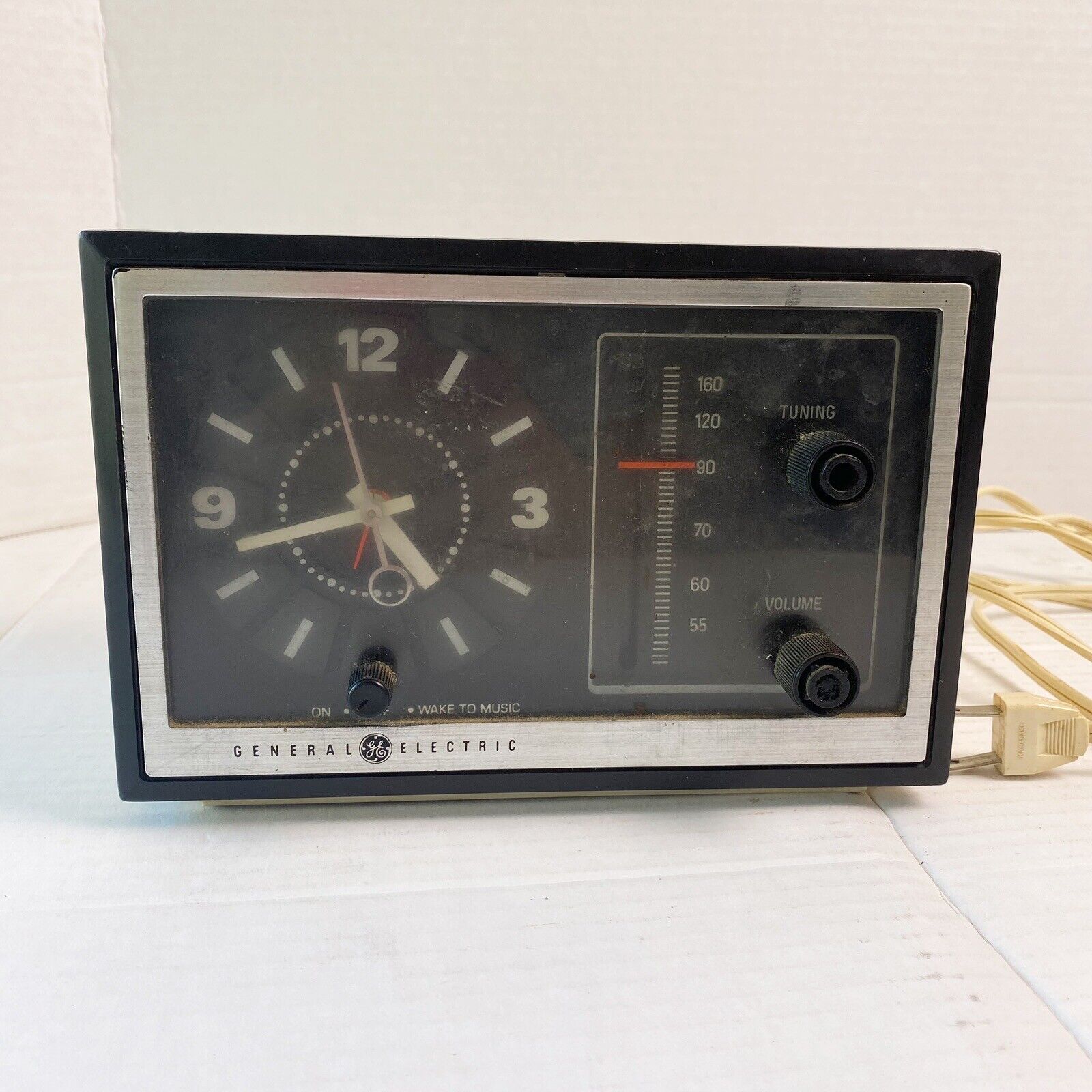 Vintage General Electric Alarm Clock AM Receiver Radio Works Model C2425A Beige