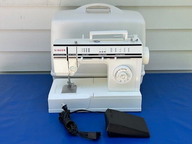 Singer 621B Model 57820C Sewing Machine With Case And Pedal CLEAN NICE