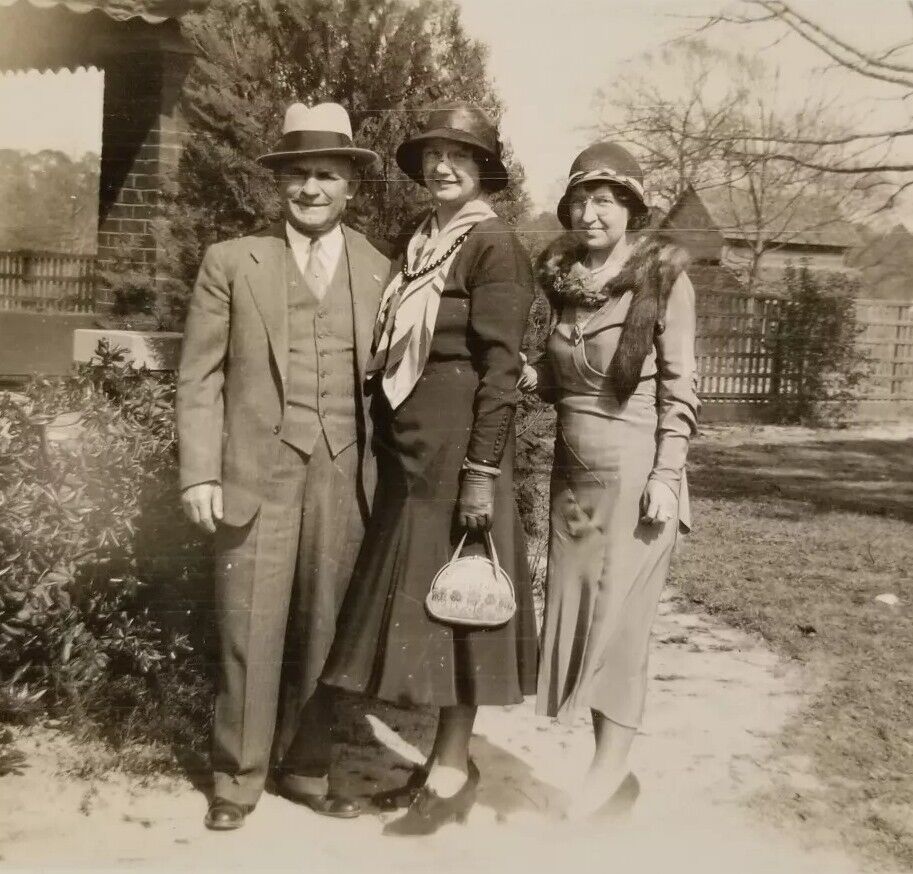 VINTAGE ORIGINAL PHOTO: Slice of Americana - Family Posing High Fashion - 1930\'s