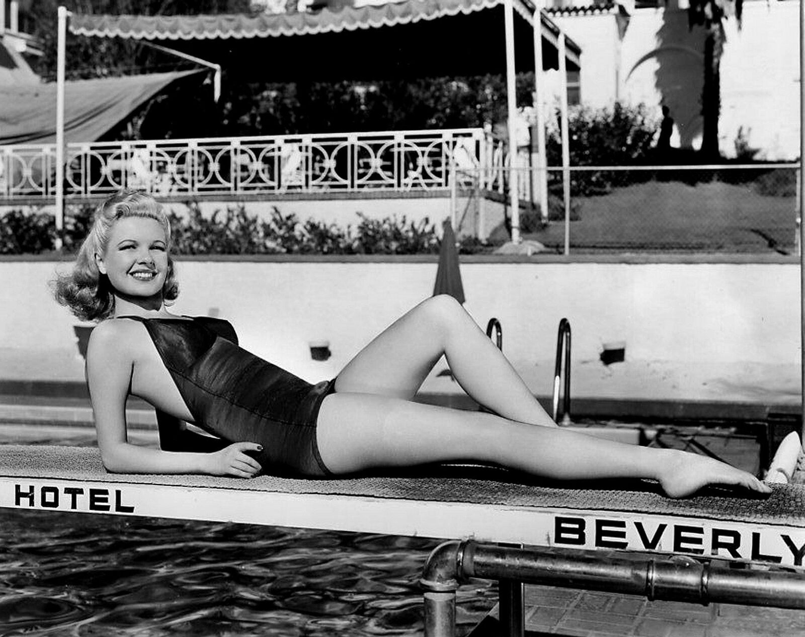 1940s Film Favorite MARJORIE REYNOLDS on Diving Board PHOTO (172-q )