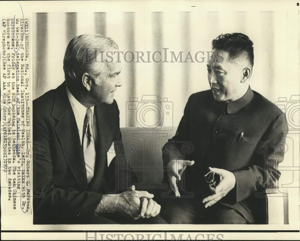 1972 Press Photo Dr. Wu Wei-jan, Chinese physician, talks with Dr. Marston
