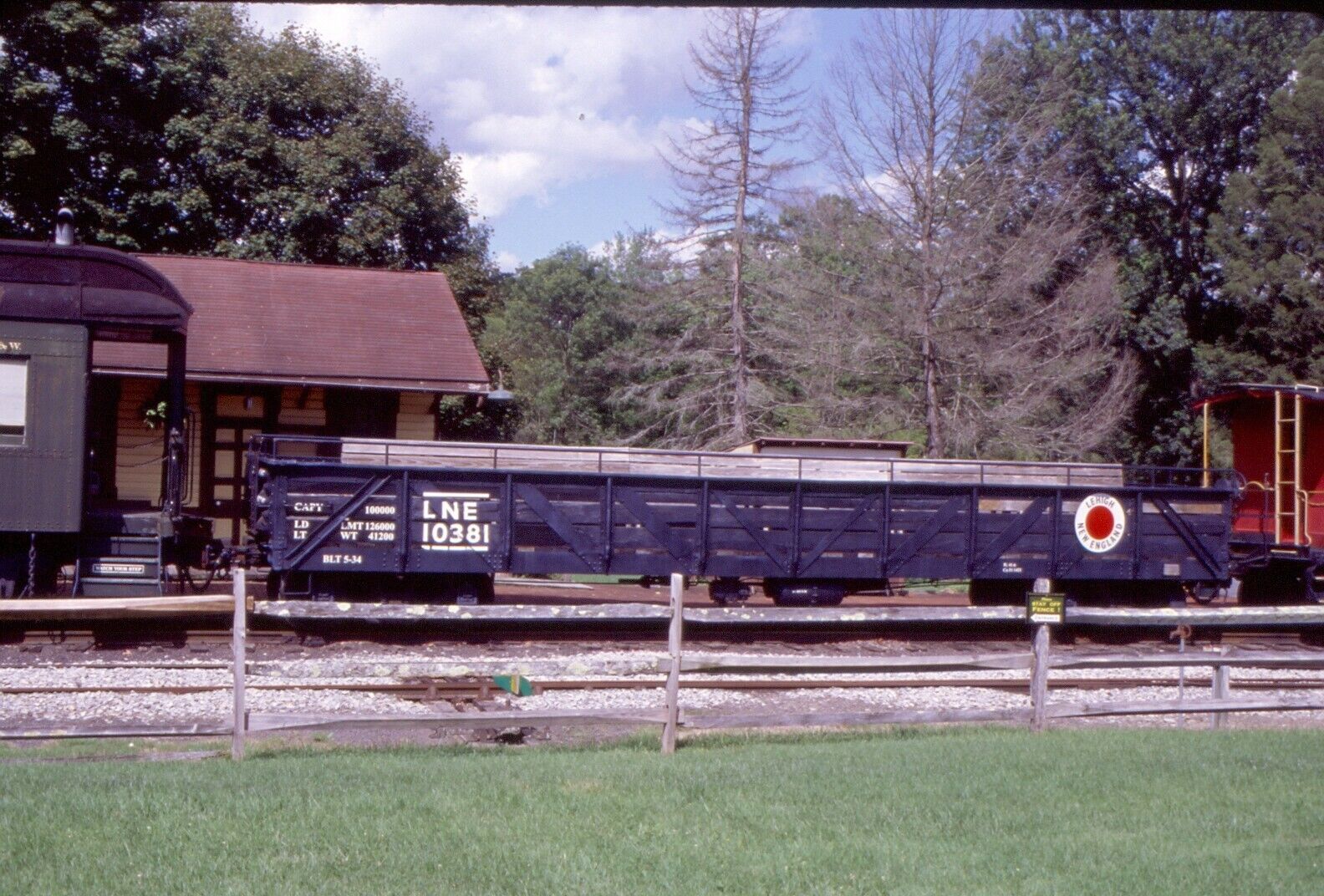 freight car-LNE-Lehigh New England 40\' gondola @ Kempton PA.-2023 Kodak slide