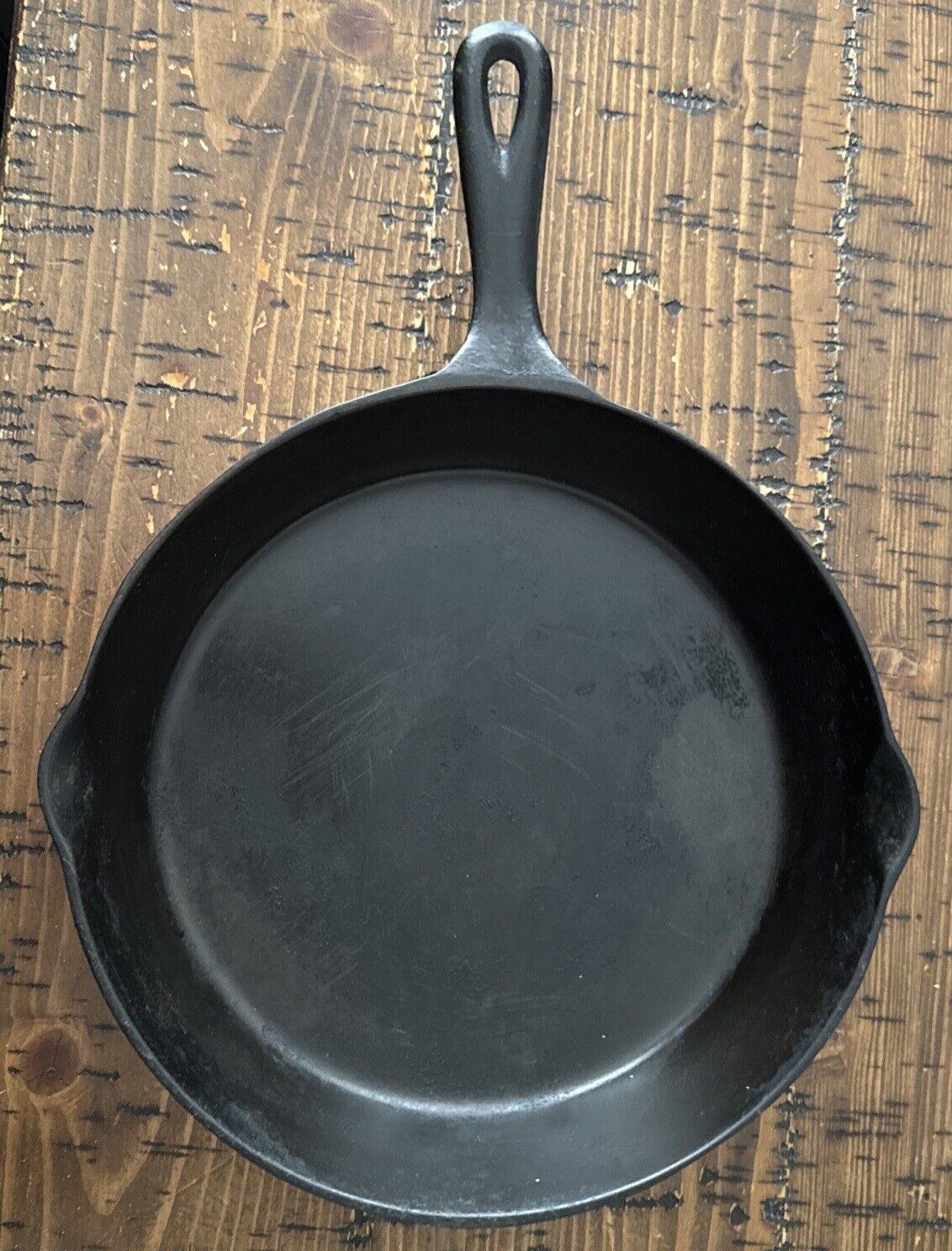 Old Unmarked 9” Bottom W/Hammered Sides. Skillet Sits Flat. Pour From Both Sides