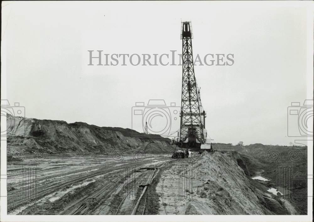 1976 Press Photo Texasgulf Inc. dragline strip mining phosphate near Aurora, NC