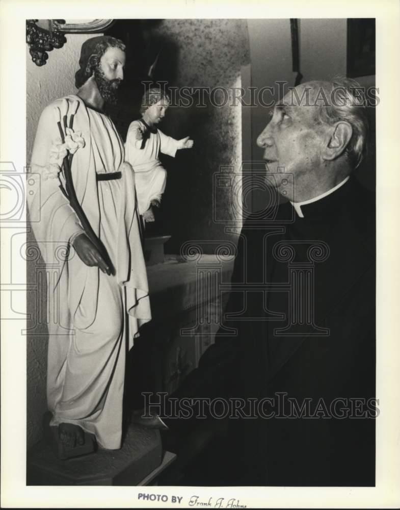 1987 Press Photo St. Stanislaus Kostru Church Monsignor & St. Joseph statue