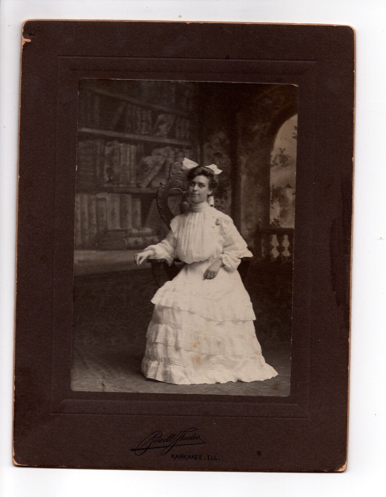 C. 1900s CABINET CARD GORGEOUS YOUNG LADY IN BIG WHITE DRESS KANKAKEE ILLINOIS