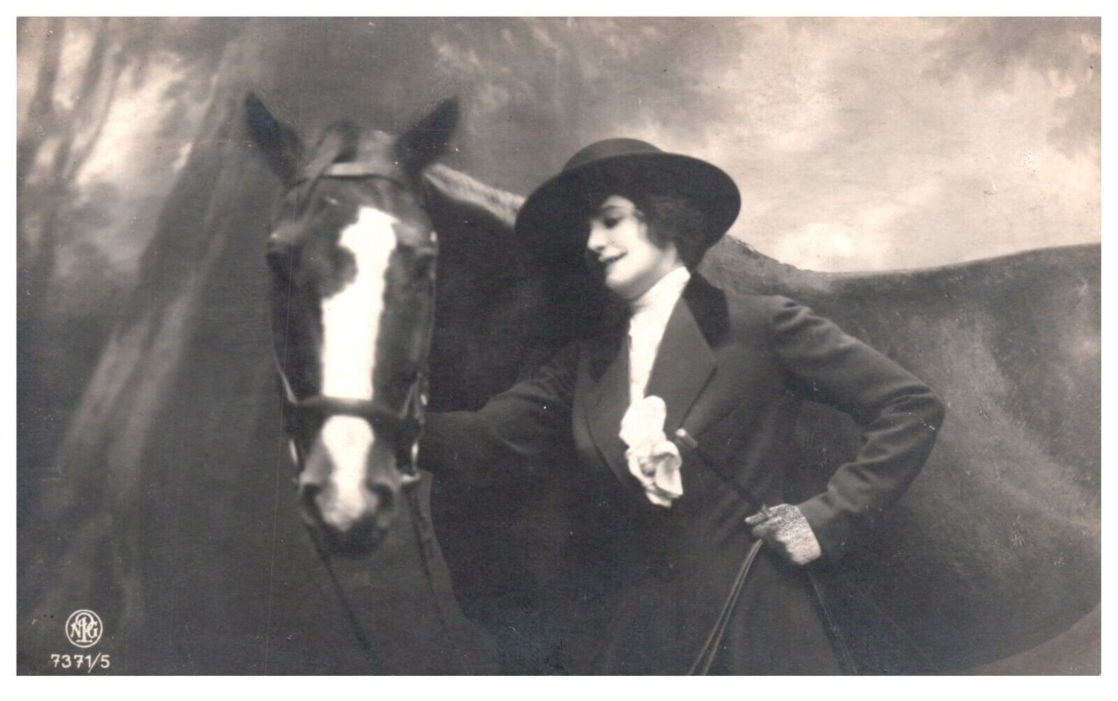 LADY AND THE HORSE.VTG EARLY REAL PHOTO POSTCARD*A29
