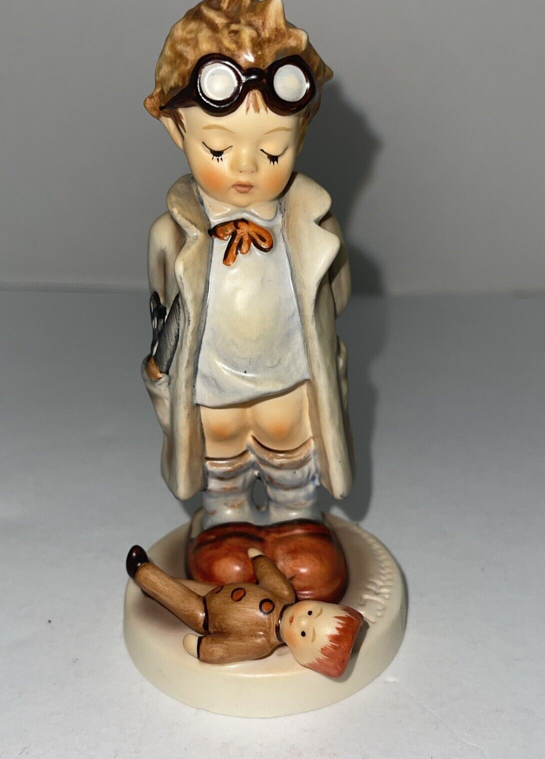 Vintage M. Hummel Goebel Figurine Puppendoktor \