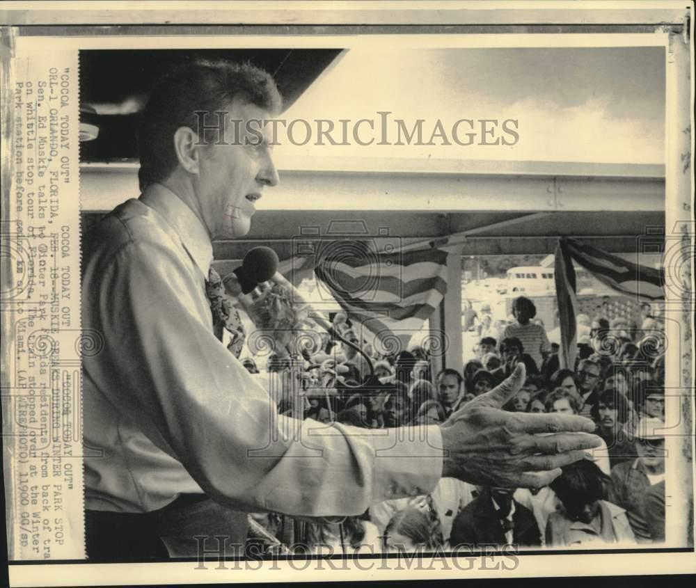 1972 Press Photo Sen. Ed Muskie talks to Winter Park residents in Orlando, FL.