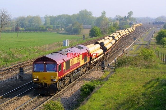 PHOTO  CLASS 66 DIESEL 66047 WITH A GAS-PIPE TRAIN AT MONK FRYSTON ON 11/05/01.