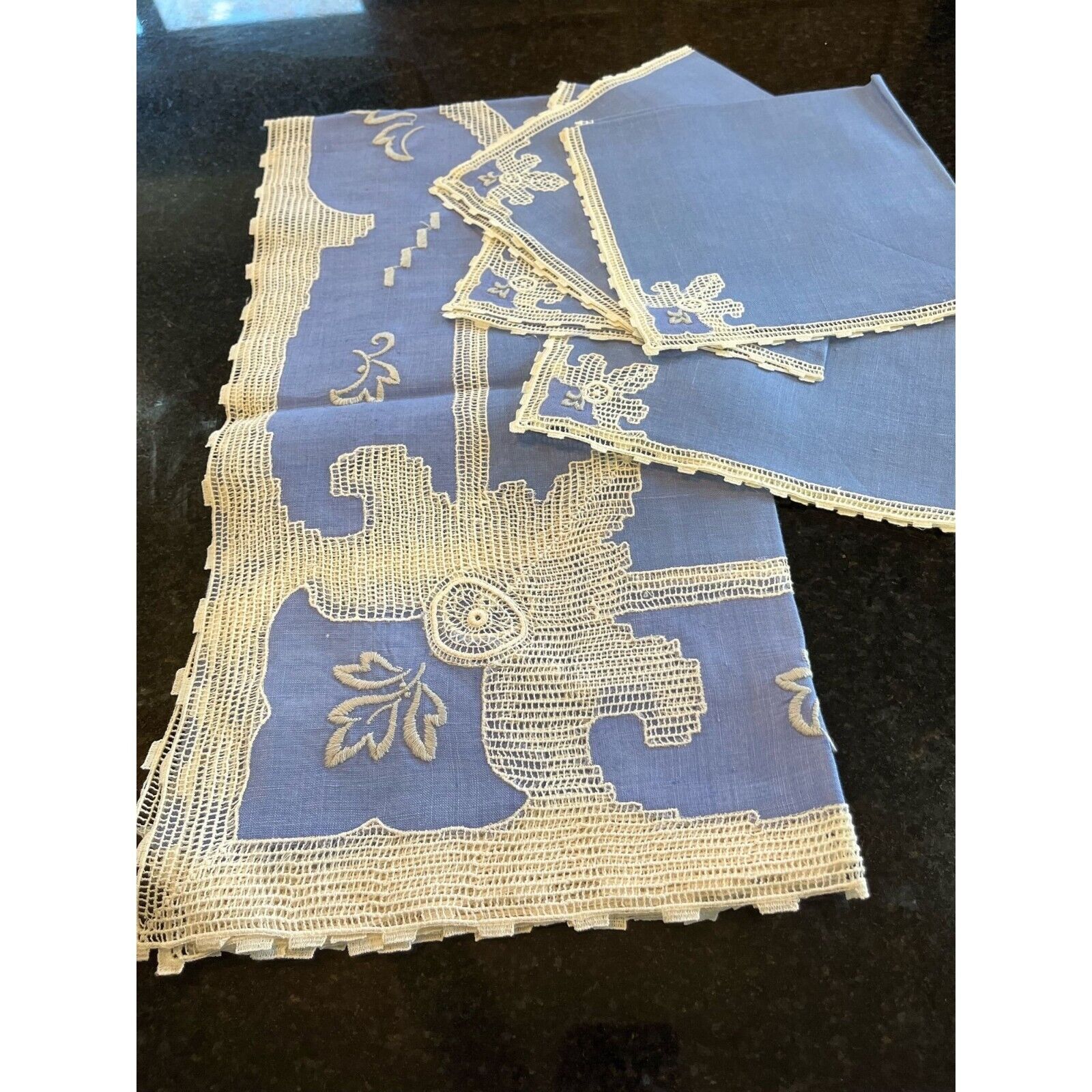 Vtg 1940\'s Hand Crocheted Blue White Linen Tablecloth + 4 Matching Napkins