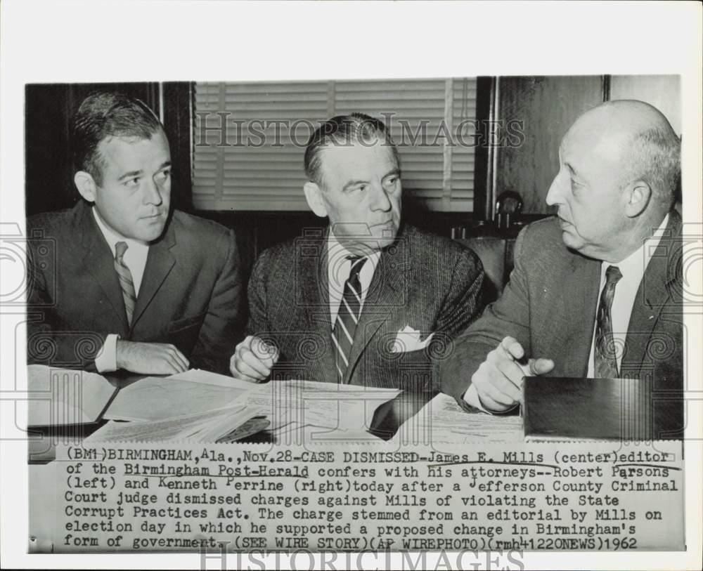 1962 Press Photo James Mills confers with attorneys in Birmingham, Alabama