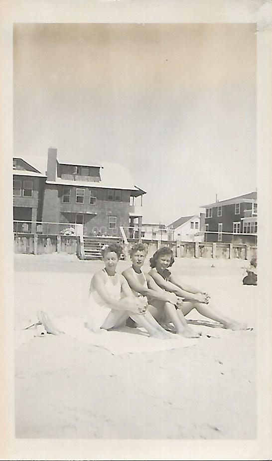 A DAY AT THE BEACH Vintage FOUND PHOTO Black+White Snapshot ORIGINAL 211 64 I