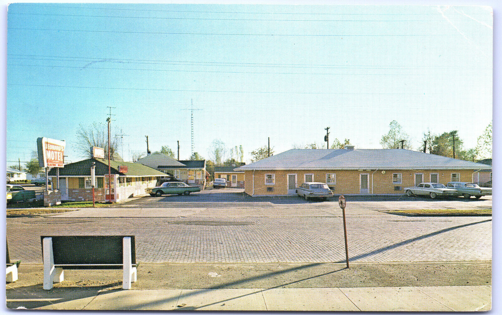 Postcard IL Illinois Leonard\'s Motel Springfield Street View c.1960s PST 1962 B4
